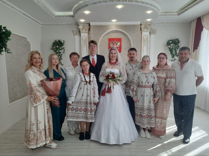 Женитьба по-русски: пара из Читы сыграла свадьбу в славянских нарядах